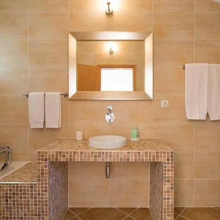Villa Sleeps 8 Pool Air Con T480239 *