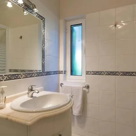 Villa Sleeps 8 Pool Air Con T480239 *
